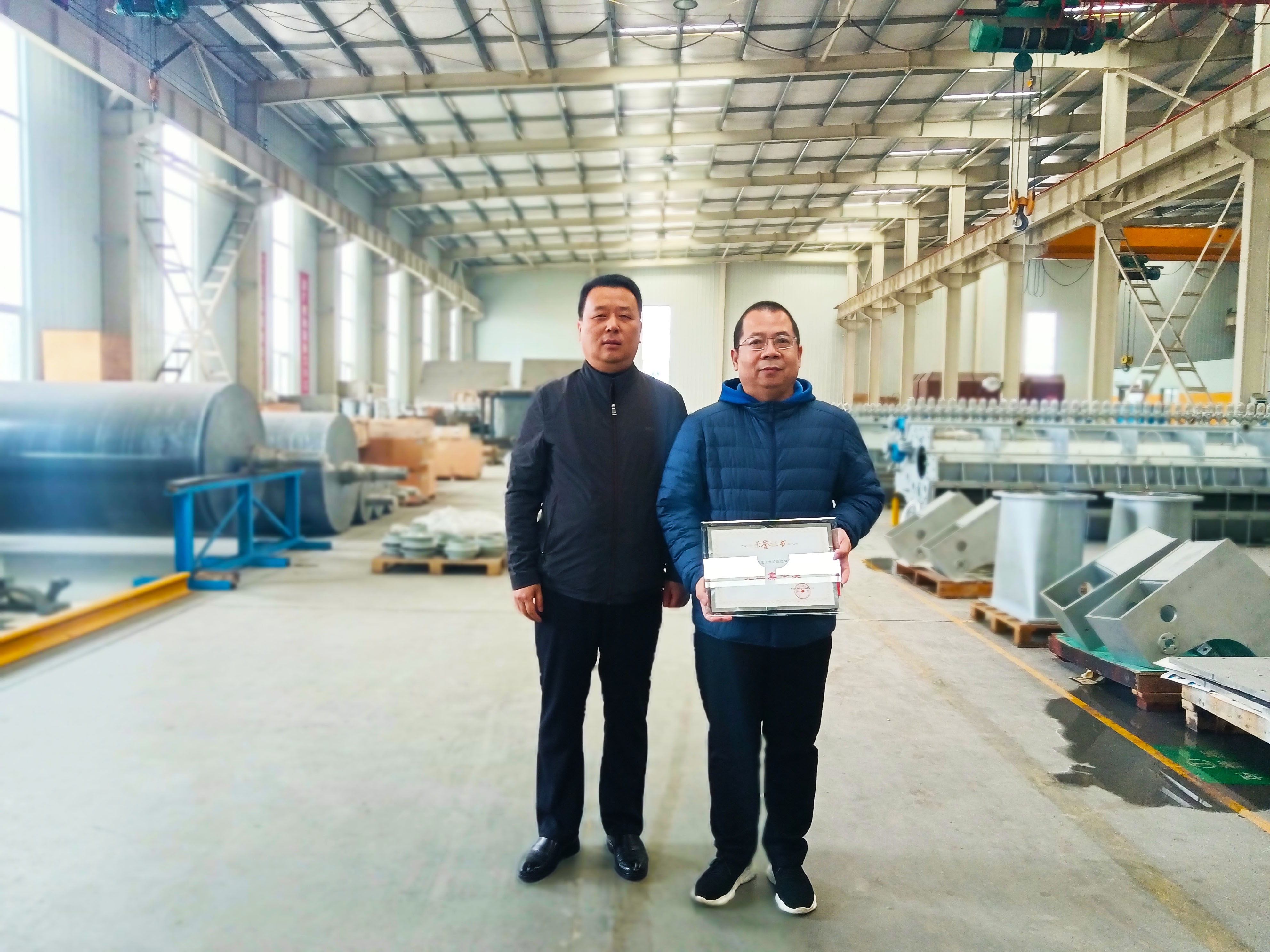 西安維亞造紙機(jī)械有限公司李總給獲獎(jiǎng)集體代表頒獎(jiǎng) 西安維亞造紙機(jī)械有限公司李總給獲獎(jiǎng)集體代表頒獎(jiǎng)